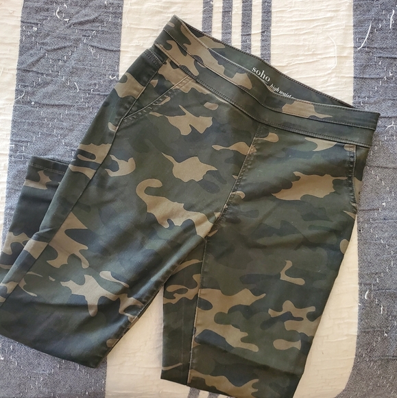 New York & Co. Camo Capris, Size Small - Picture 2 of 5